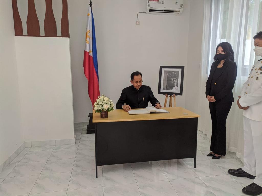 the Executive Director of CTI-CFF Regional Secretariat, Dr. Mohd Kushairi Mohd Rajuddin visited the Philippine Consulate General in Manado to pay respect and sign the condolences book
