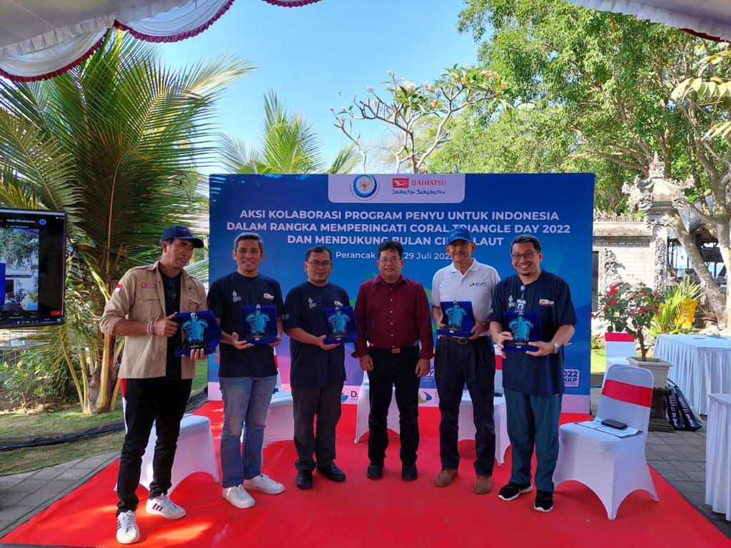 Turtle collaboration action for Indonesia in commemoration of coral triangle day 2022 and supporting the month of love for the sea